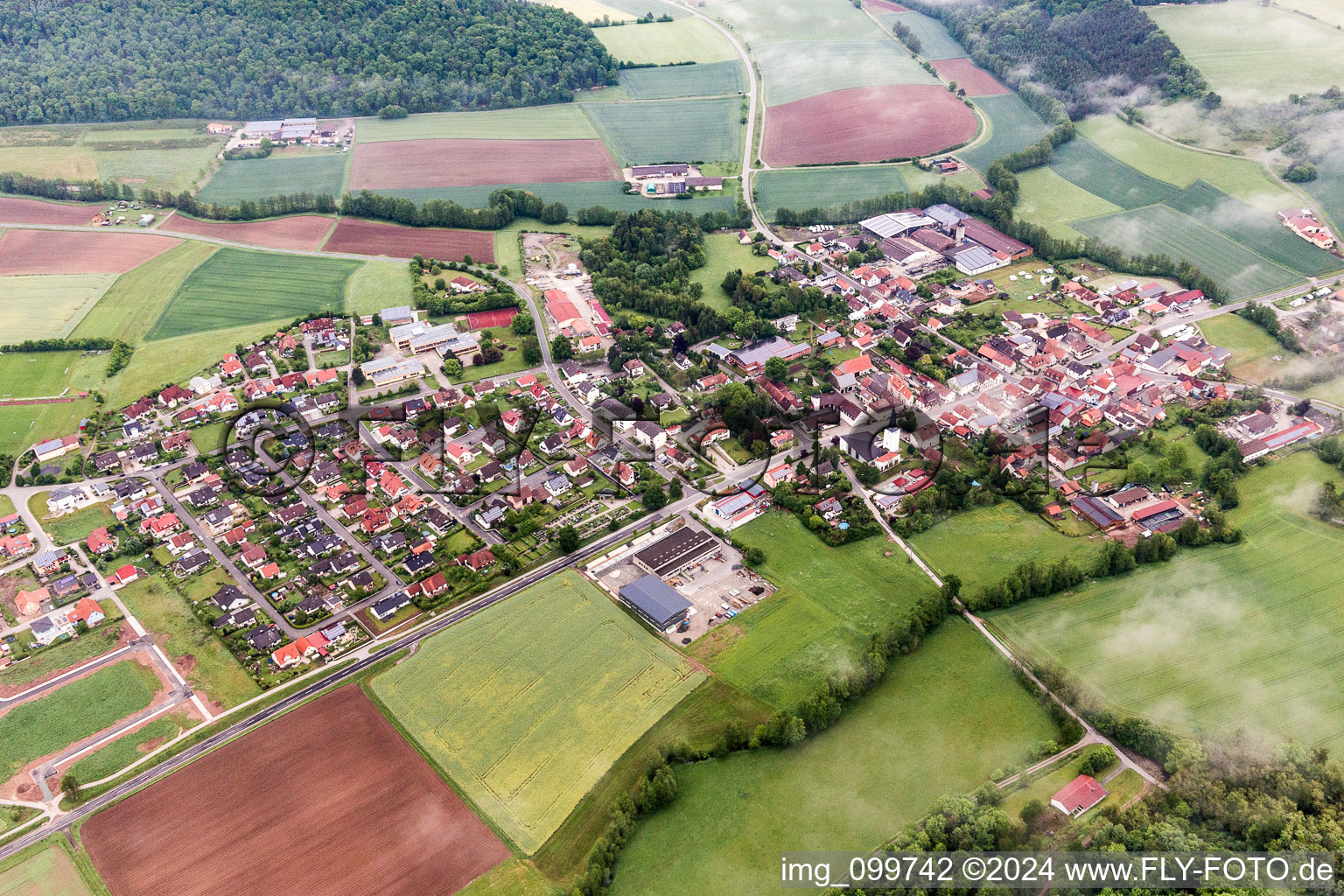 Dorf - Ansicht am Rande von landwirtschaftlichen Feldern und Nutzflächen in Untersteinbach im Bundesland Bayern, Deutschland