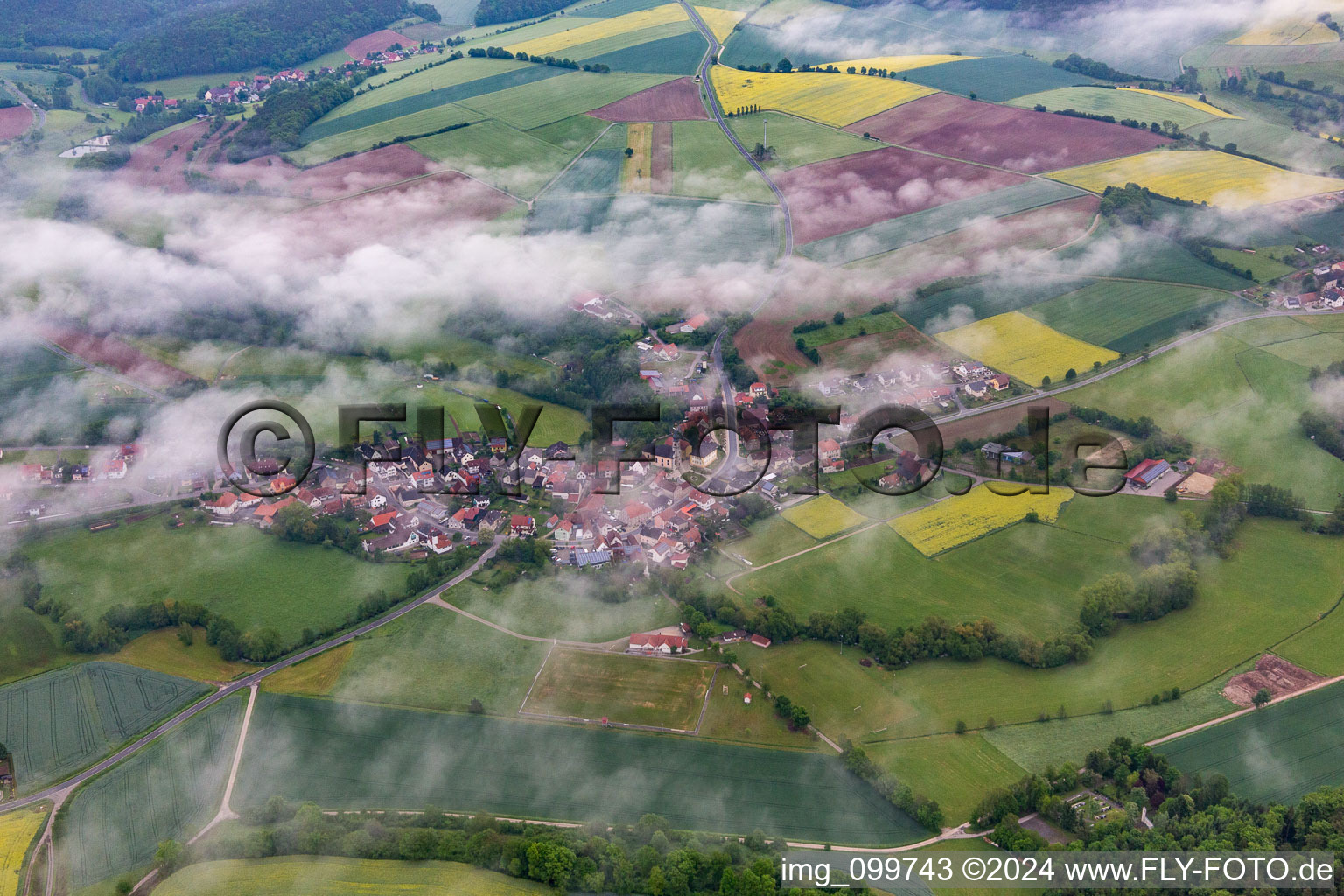 Unter Wolken im Ortsteil Prölsdorf in Rauhenebrach im Bundesland Bayern, Deutschland