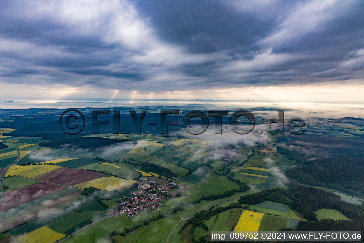 Tal der Rauen Ebrach unter Wolken im Ortsteil Halbersdorf in Schönbrunn im Steigerwald im Bundesland Bayern, Deutschland