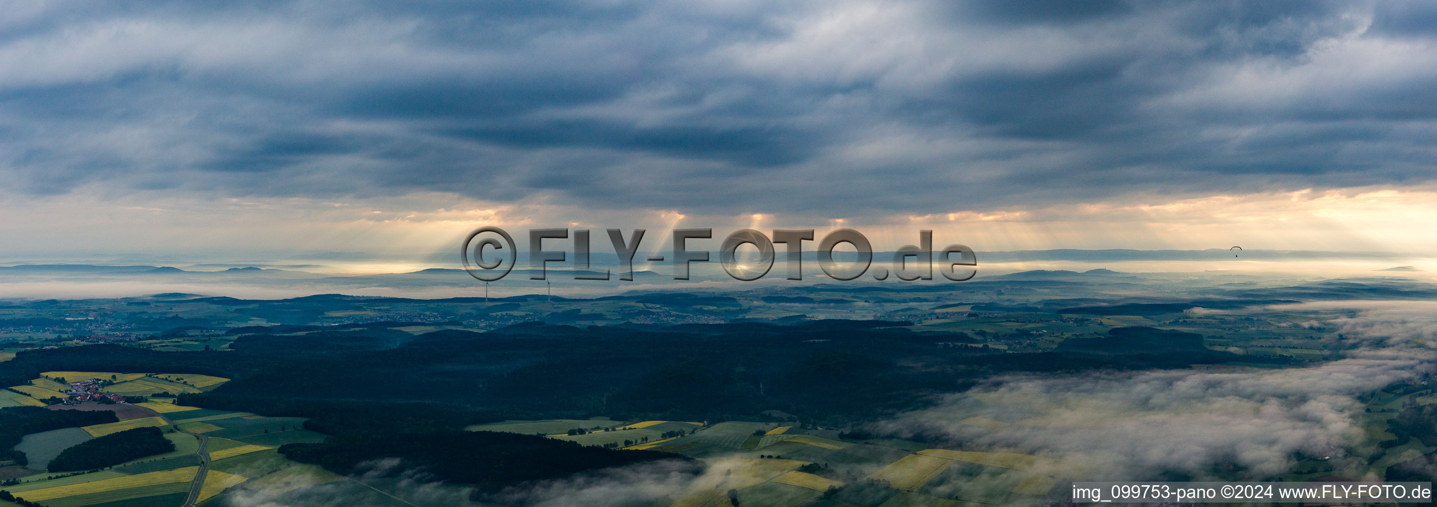 Morgensonne dringt durch die Wolken im Ortsteil Schönbrunn in  Steigerwald in Schönbrunn im Steigerwald im Bundesland Bayern, Deutschland