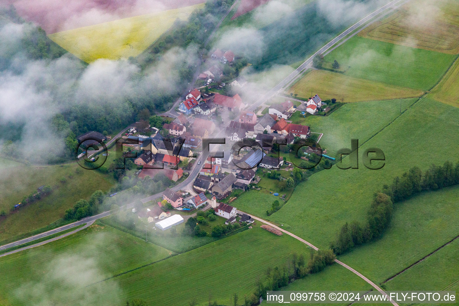 Luftbild von Ort unter Wolken im Ortsteil Zettmannsdorf in Schönbrunn im Steigerwald im Bundesland Bayern, Deutschland