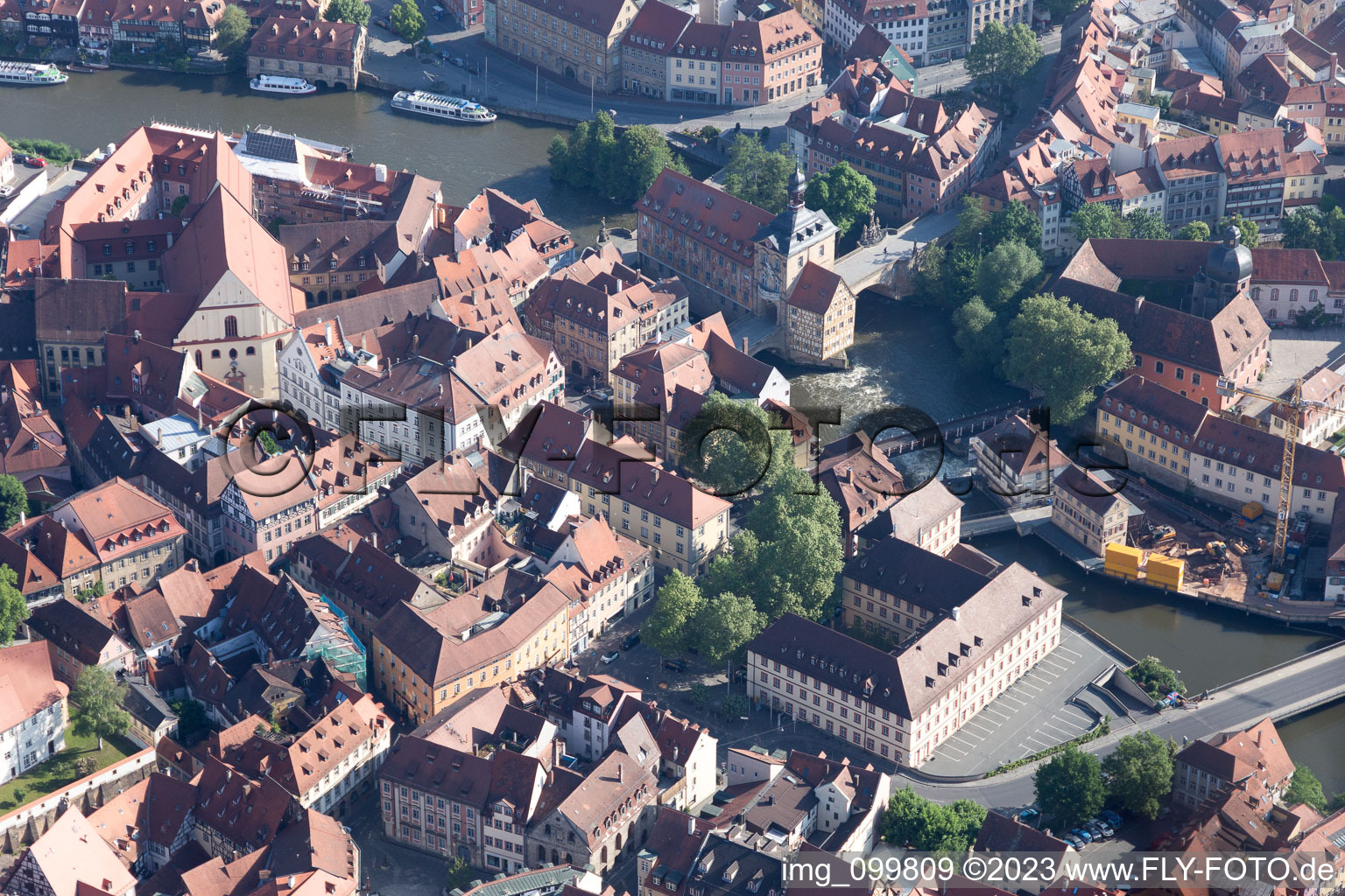 Altes Rathaus über dem linken Regnitzarm in Bamberg im Bundesland Bayern, Deutschland