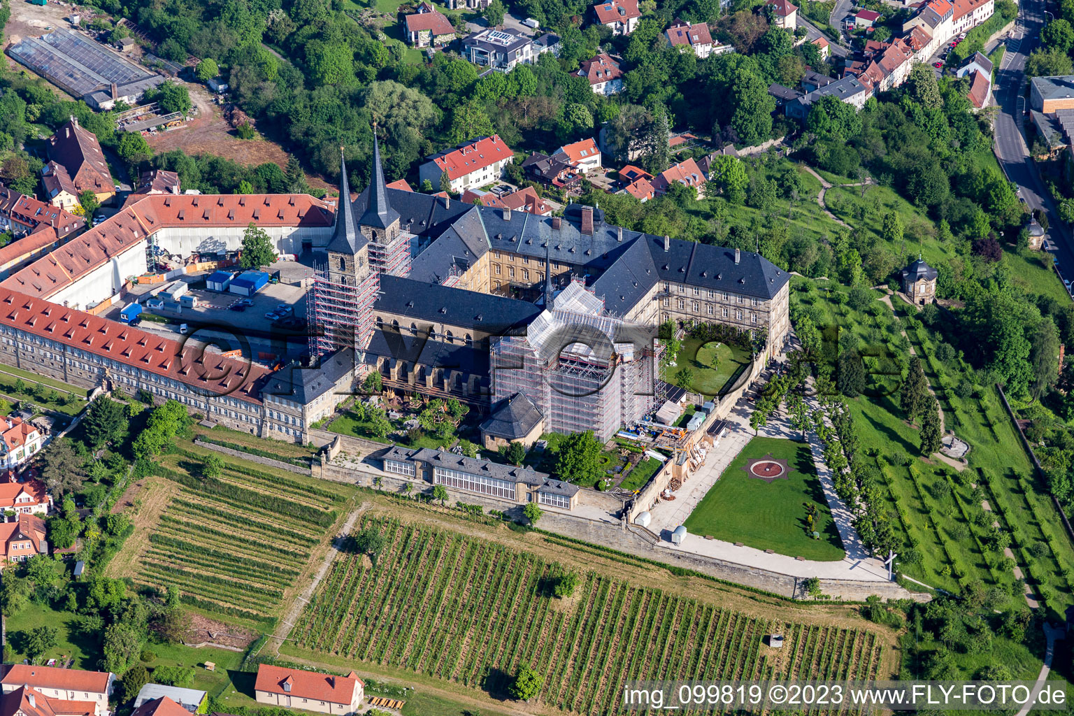 Kloster Michaelsberg über dem Michaelsberg Garten und dem Stadtarchiv in Bamberg im Bundesland Bayern, Deutschland