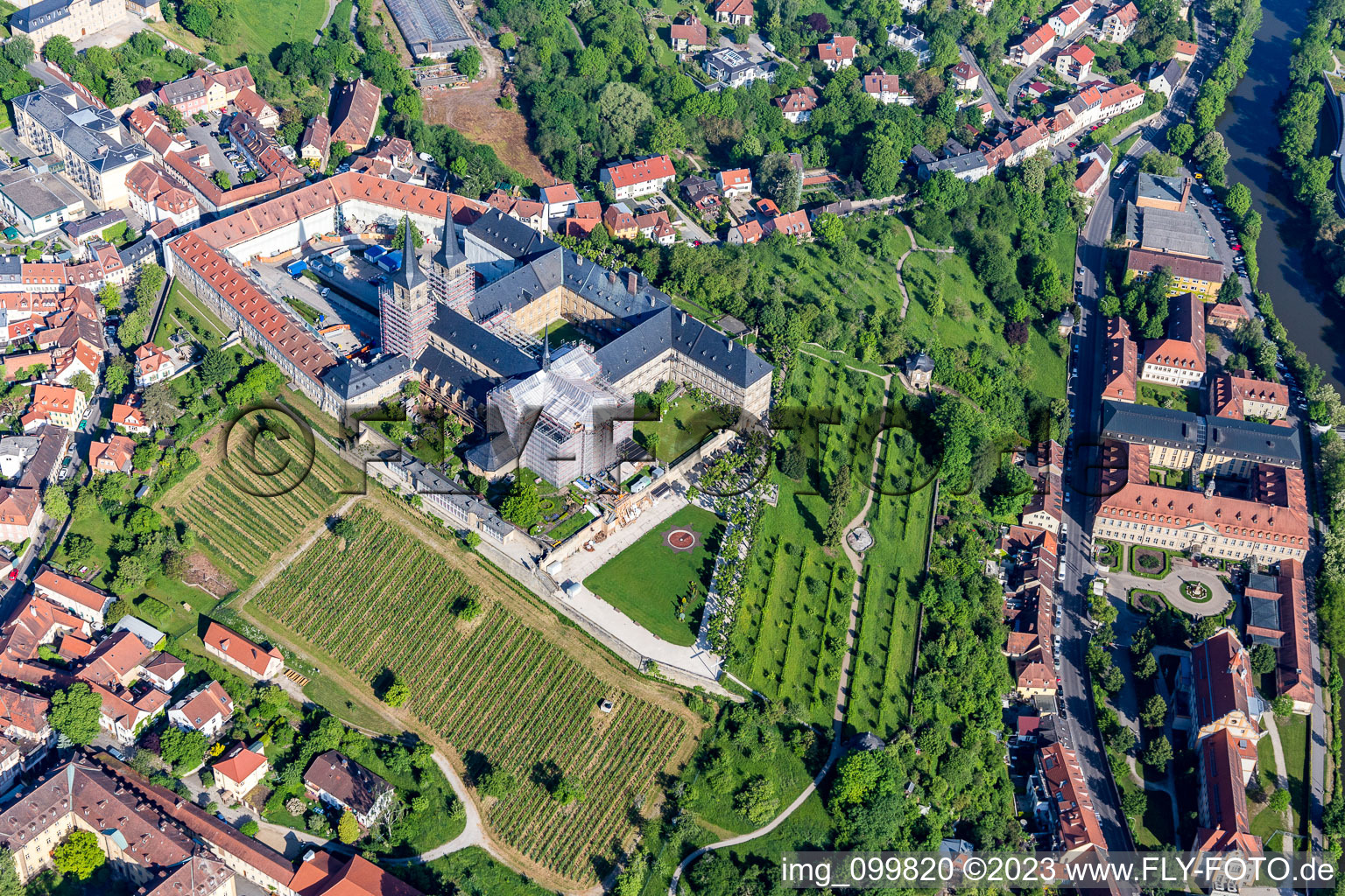 Luftbild von Kloster Michaelsberg über dem Michaelsberg Garten und dem Stadtarchiv in Bamberg im Bundesland Bayern, Deutschland