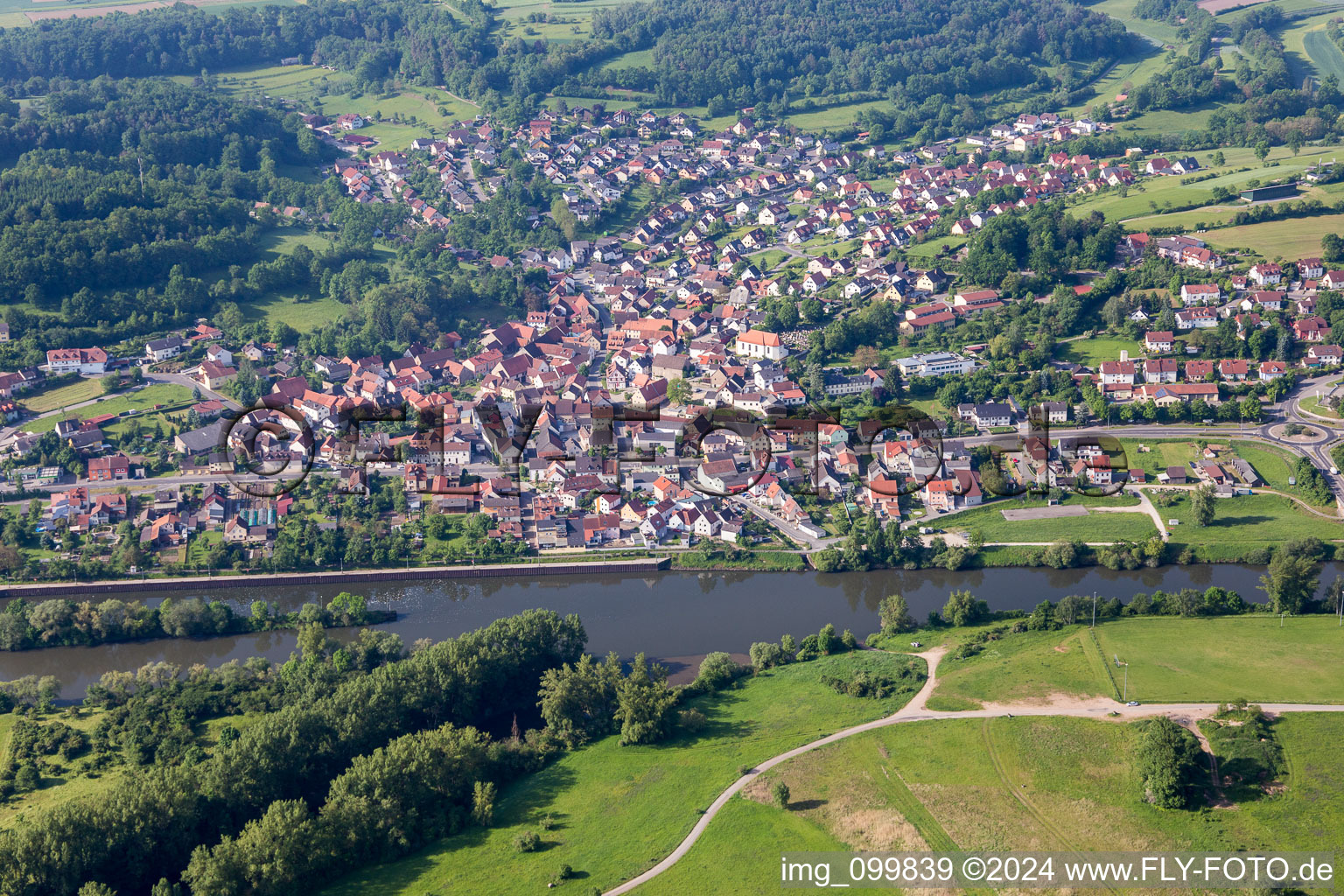Dorfkern an den Fluß- Uferbereichen des Main in Viereth in Viereth-Trunstadt im Bundesland Bayern, Deutschland