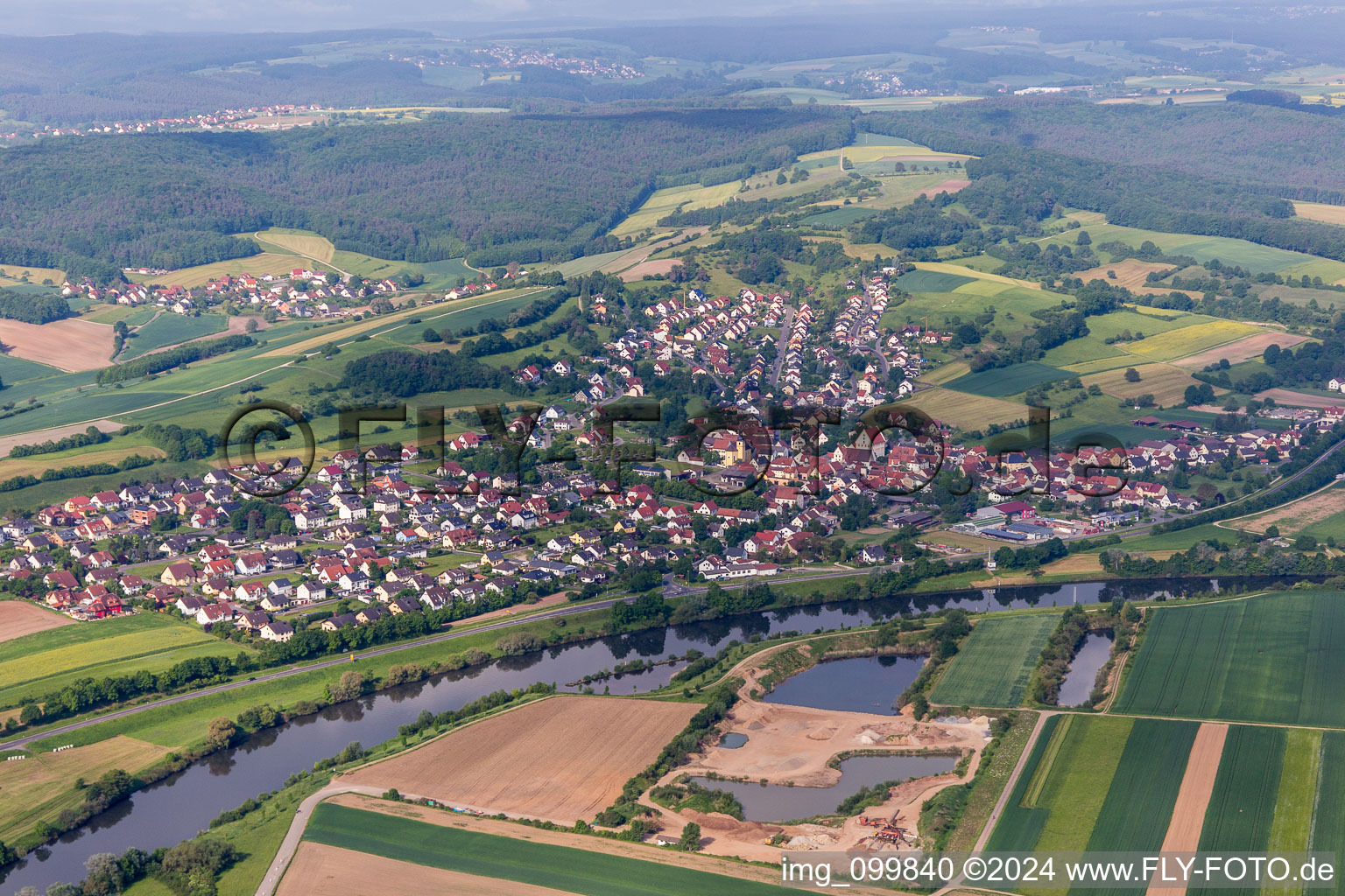 Dorfkern an den Fluß- Uferbereichen des Main in Viereth-Trunstadt im Bundesland Bayern, Deutschland