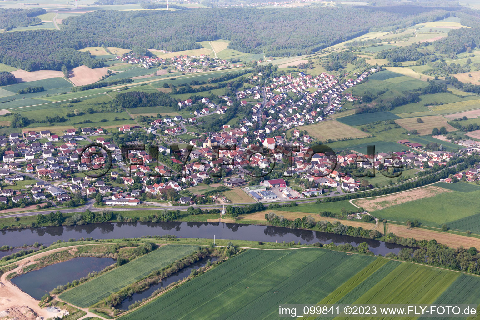 Luftbild von Dorfkern an den Fluß- Uferbereichen des Main in Viereth-Trunstadt im Bundesland Bayern, Deutschland