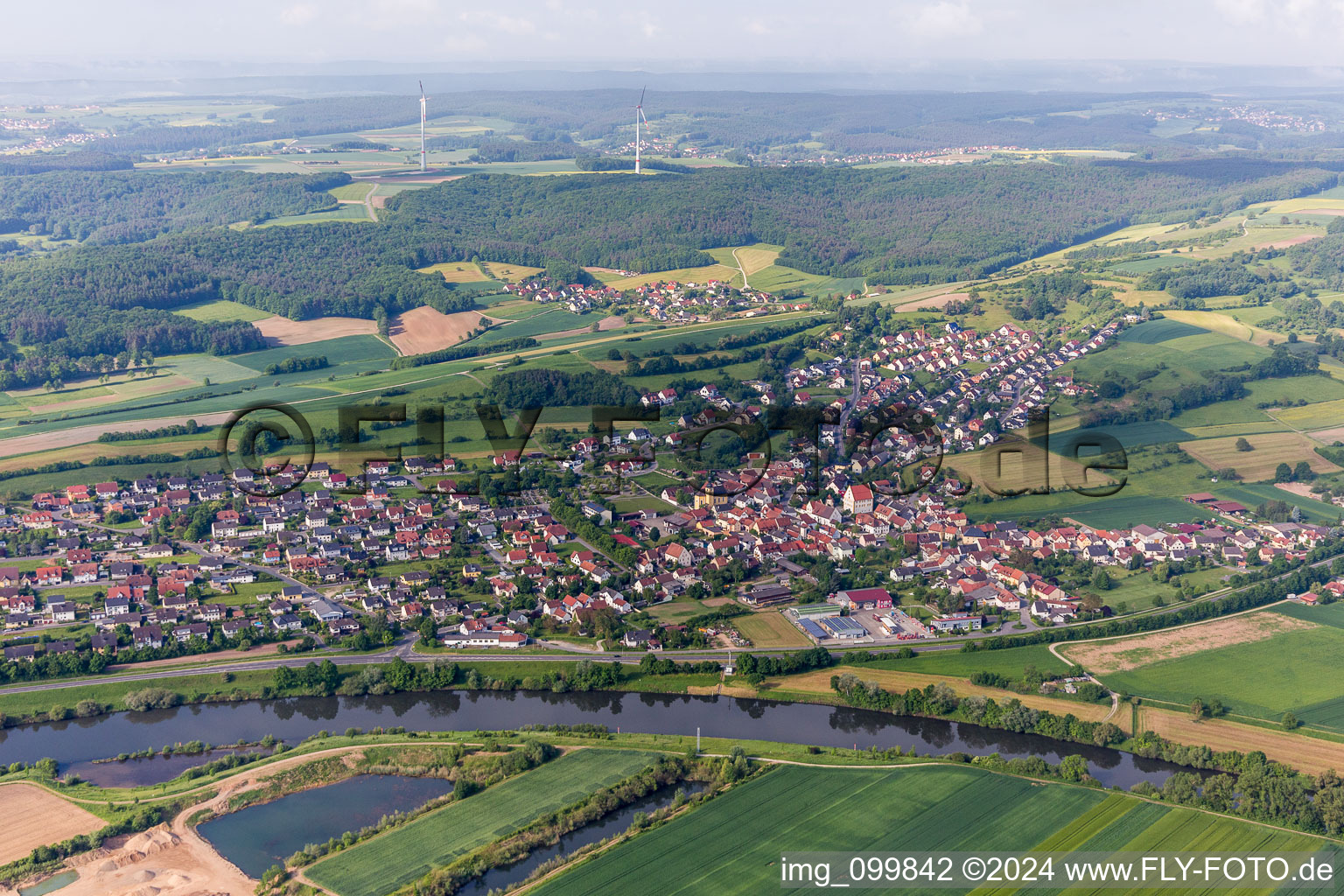 Luftaufnahme von Dorfkern an den Fluß- Uferbereichen des Main in Viereth-Trunstadt im Bundesland Bayern, Deutschland