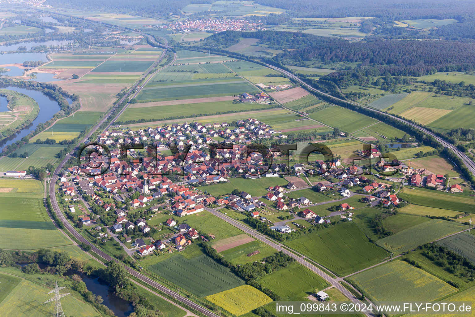 Luftaufnahme von Dorfkern an den Fluß- Uferbereichen des Main im Ortsteil Staffelbach in Oberhaid im Bundesland Bayern, Deutschland