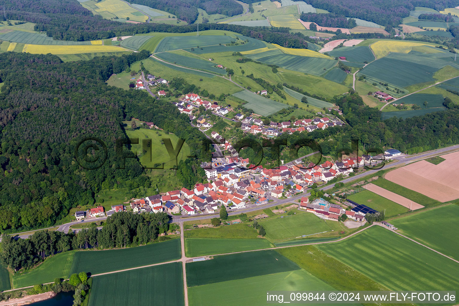 Luftaufnahme von Dorf - Ansicht am Rande von landwirtschaftlichen Feldern und Nutzflächen im Ortsteil Roßstadt in Eltmann im Bundesland Bayern, Deutschland