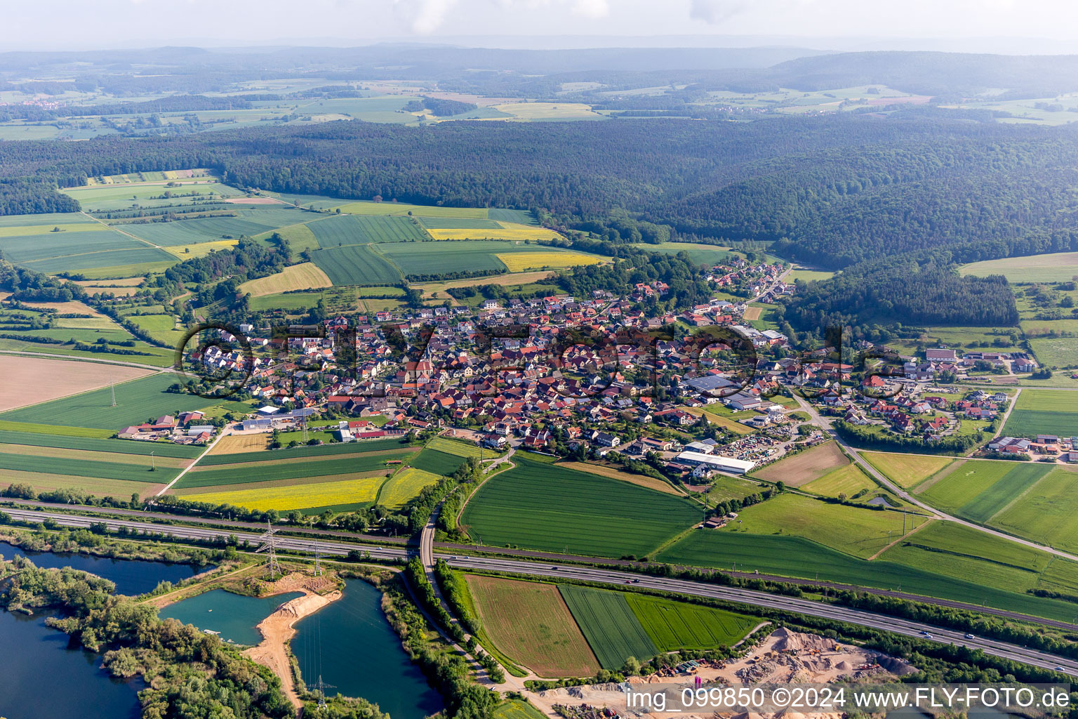 Dorf - Ansicht am Rande von landwirtschaftlichen Feldern und Nutzflächen in Stettfeld im Bundesland Bayern, Deutschland