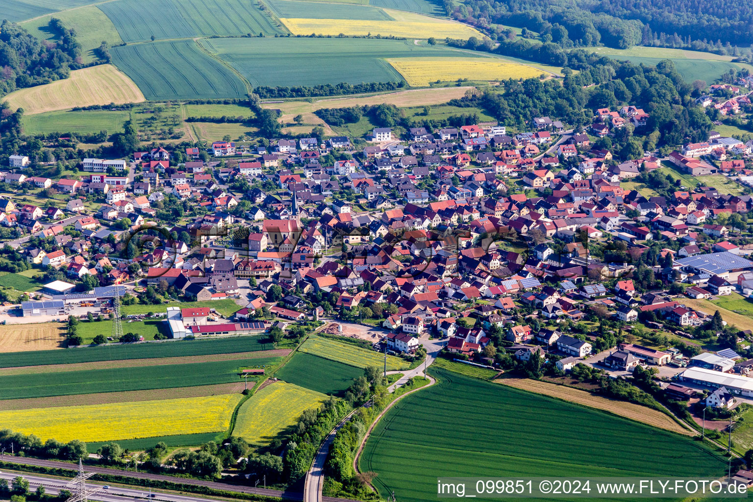 Luftbild von Dorf - Ansicht am Rande von landwirtschaftlichen Feldern und Nutzflächen in Stettfeld im Bundesland Bayern, Deutschland
