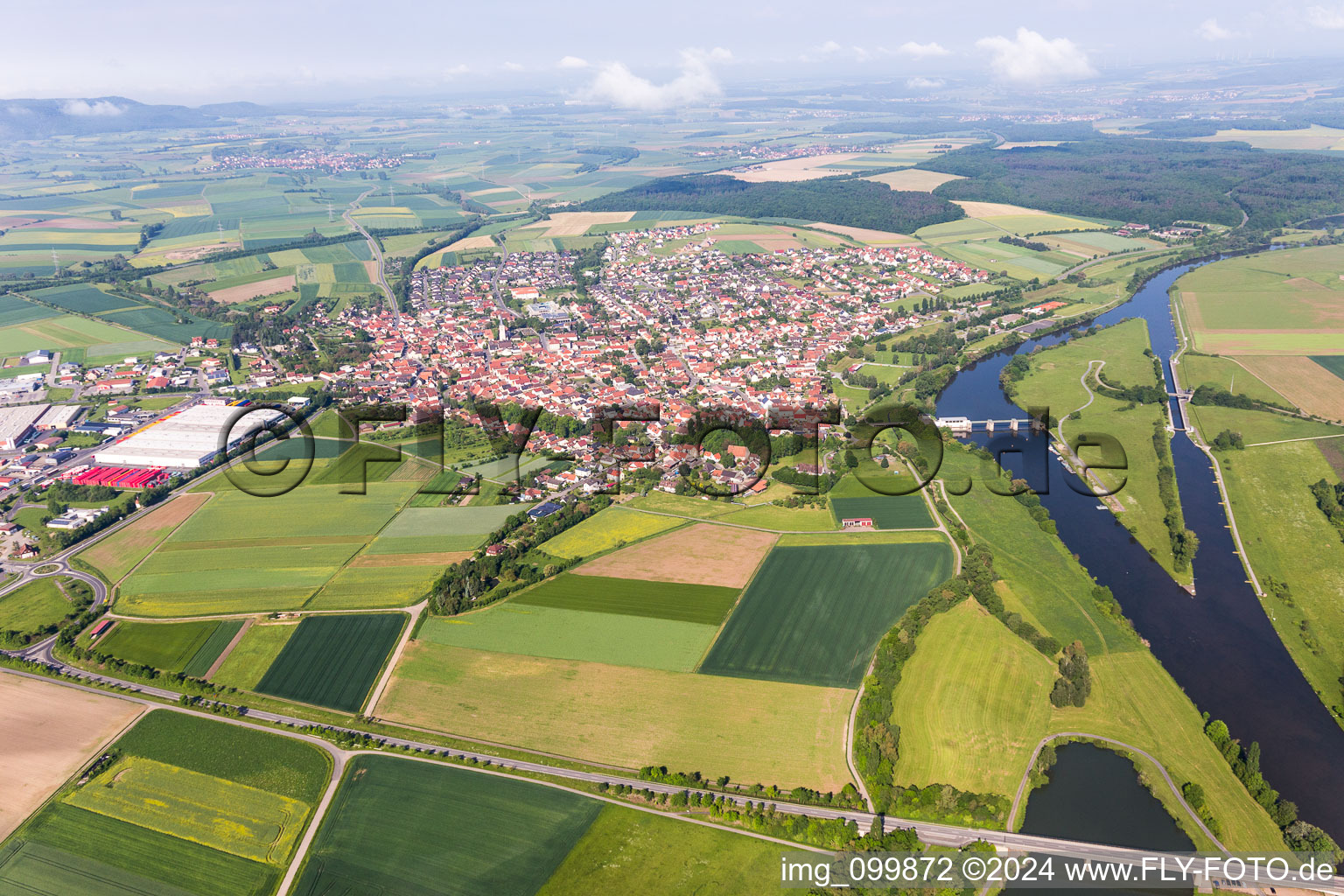 Dorfkern an den Fluß- Uferbereichen des Main in Knetzgau im Bundesland Bayern, Deutschland