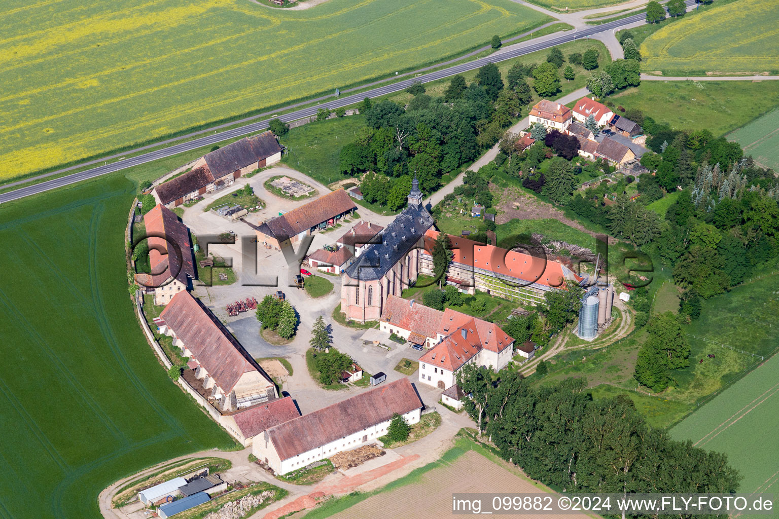 Luftbild von Gebäude und Parkanlagen am Herrenhaus des Gutshauses Gut Mariaburghausen in Haßfurt im Bundesland Bayern, Deutschland