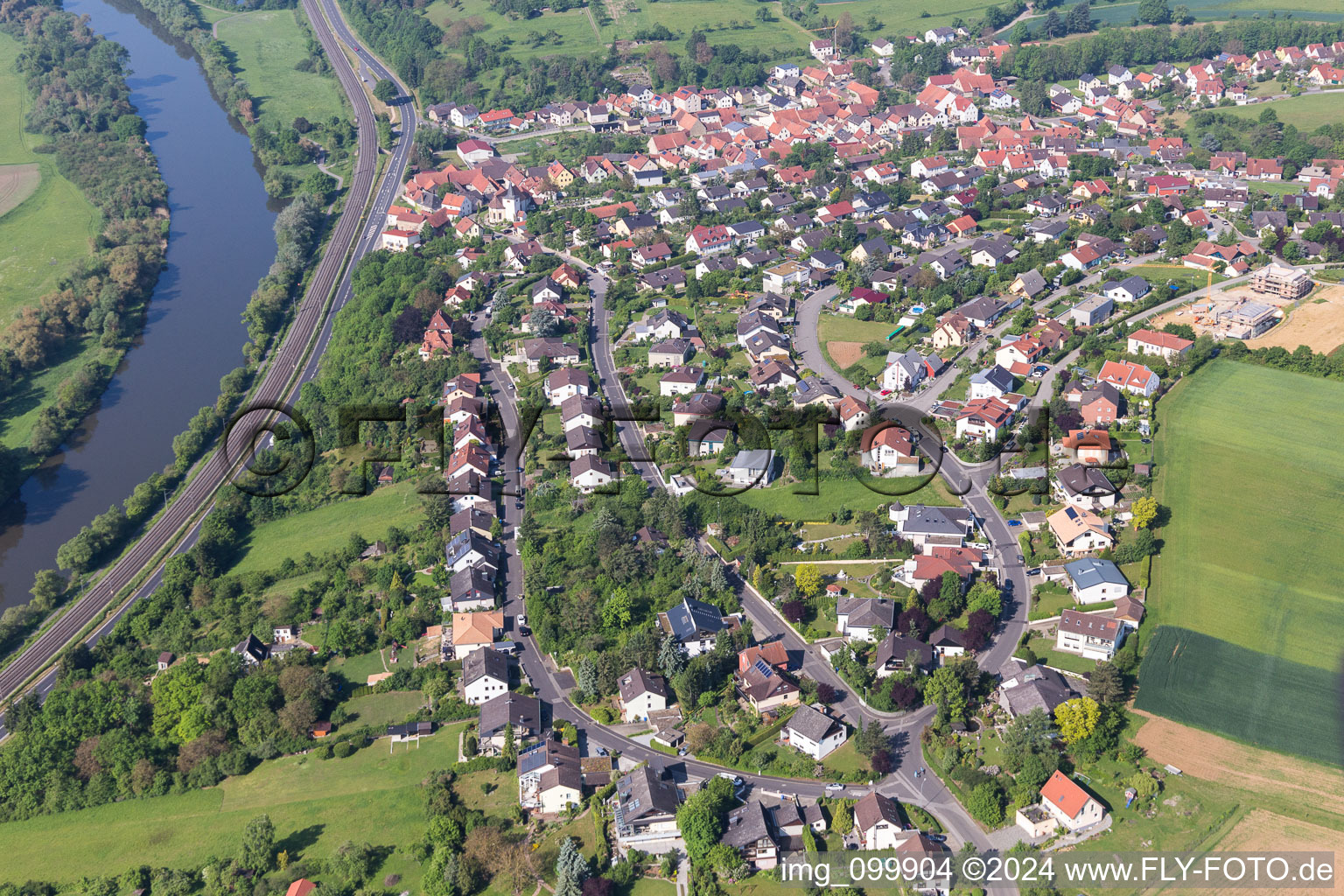Dorfkern an den Fluß- Uferbereichen des Main in Wülflingen im Bundesland Bayern, Deutschland