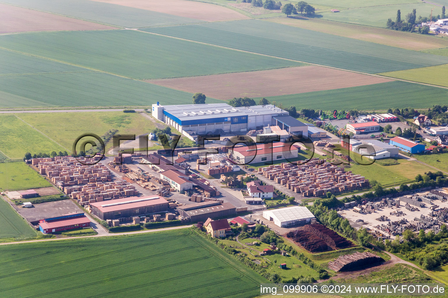 Gebäude und Produktionshallen auf dem Werksgelände des Sägewerk Reitz GmbH in Wülflingen im Bundesland Bayern, Deutschland