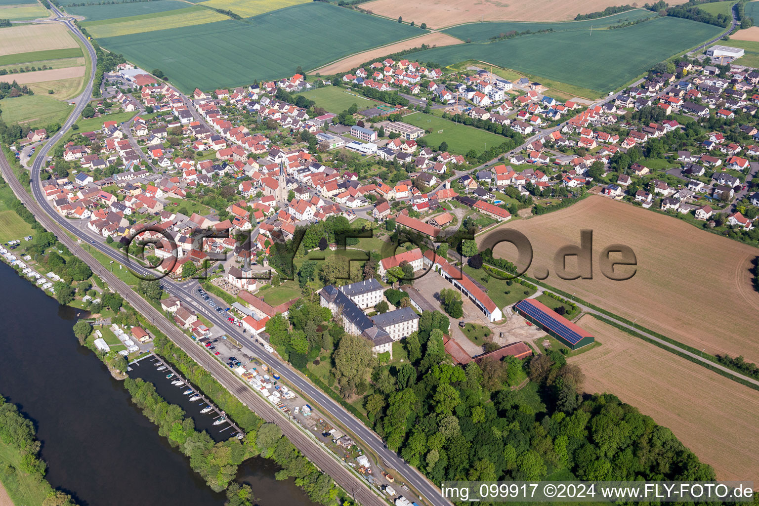 Dorfkern an den Fluß- Uferbereichen des Main in Obertheres im Bundesland Bayern, Deutschland