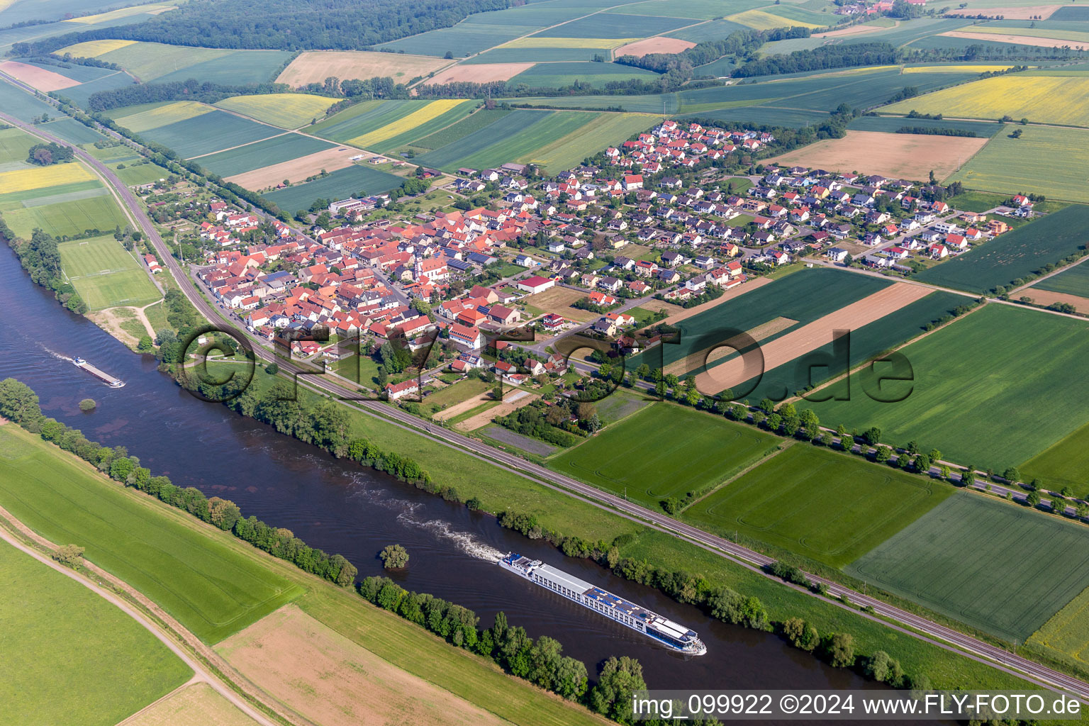 Dorfkern an den Fluß- Uferbereichen des Main in Untertheres im Bundesland Bayern, Deutschland