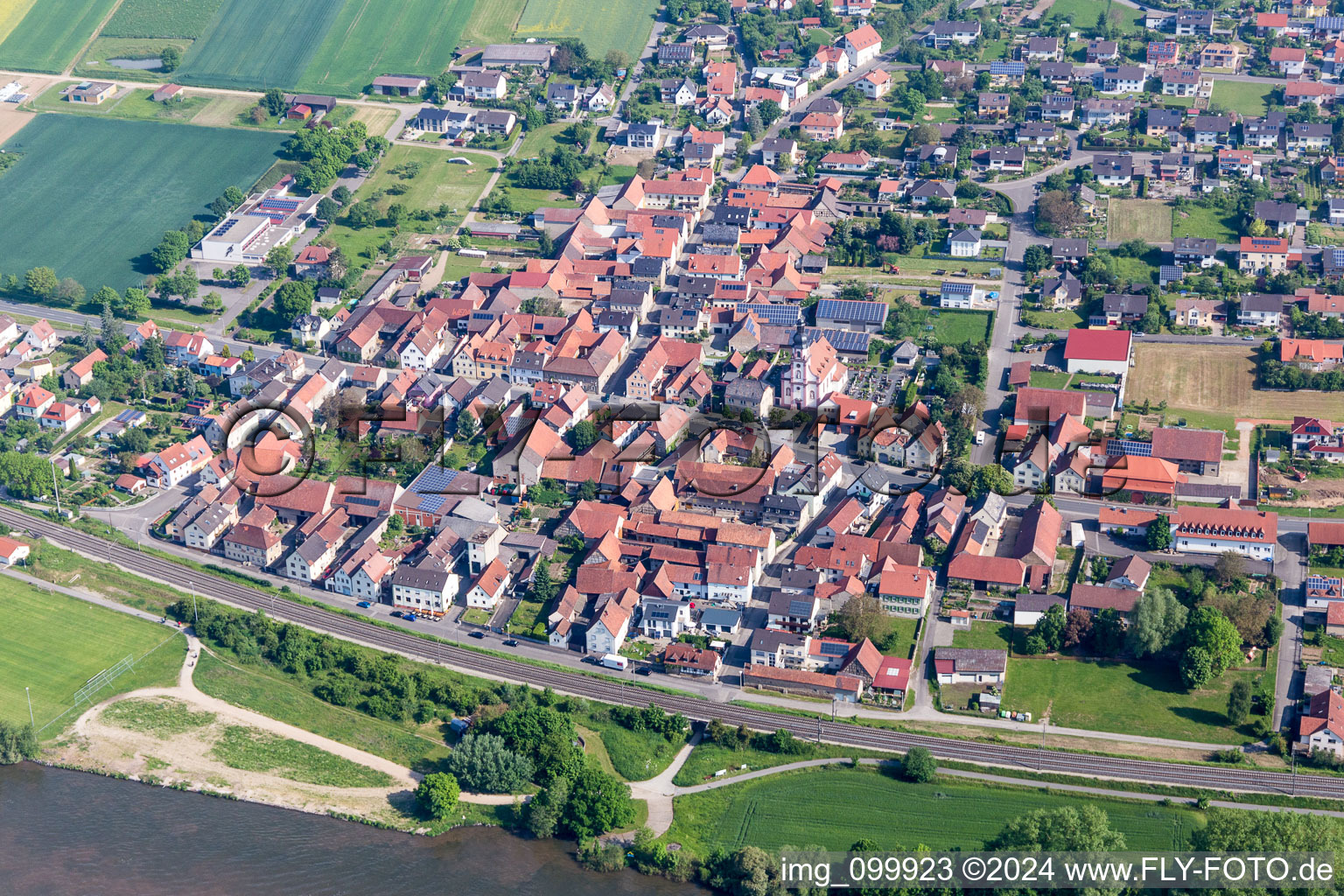 Luftbild von Dorfkern an den Fluß- Uferbereichen des Main in Untertheres im Bundesland Bayern, Deutschland