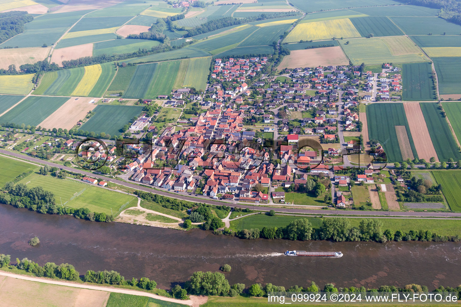 Luftaufnahme von Dorfkern an den Fluß- Uferbereichen des Main in Untertheres im Bundesland Bayern, Deutschland