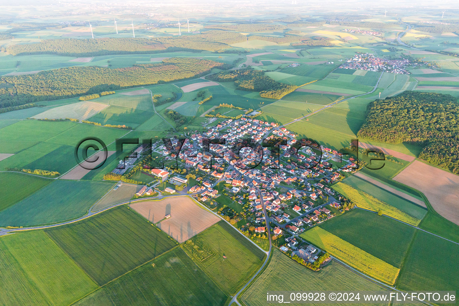 Dorf - Ansicht am Rande von landwirtschaftlichen Feldern und Nutzflächen in Wasserlosen im Bundesland Bayern, Deutschland