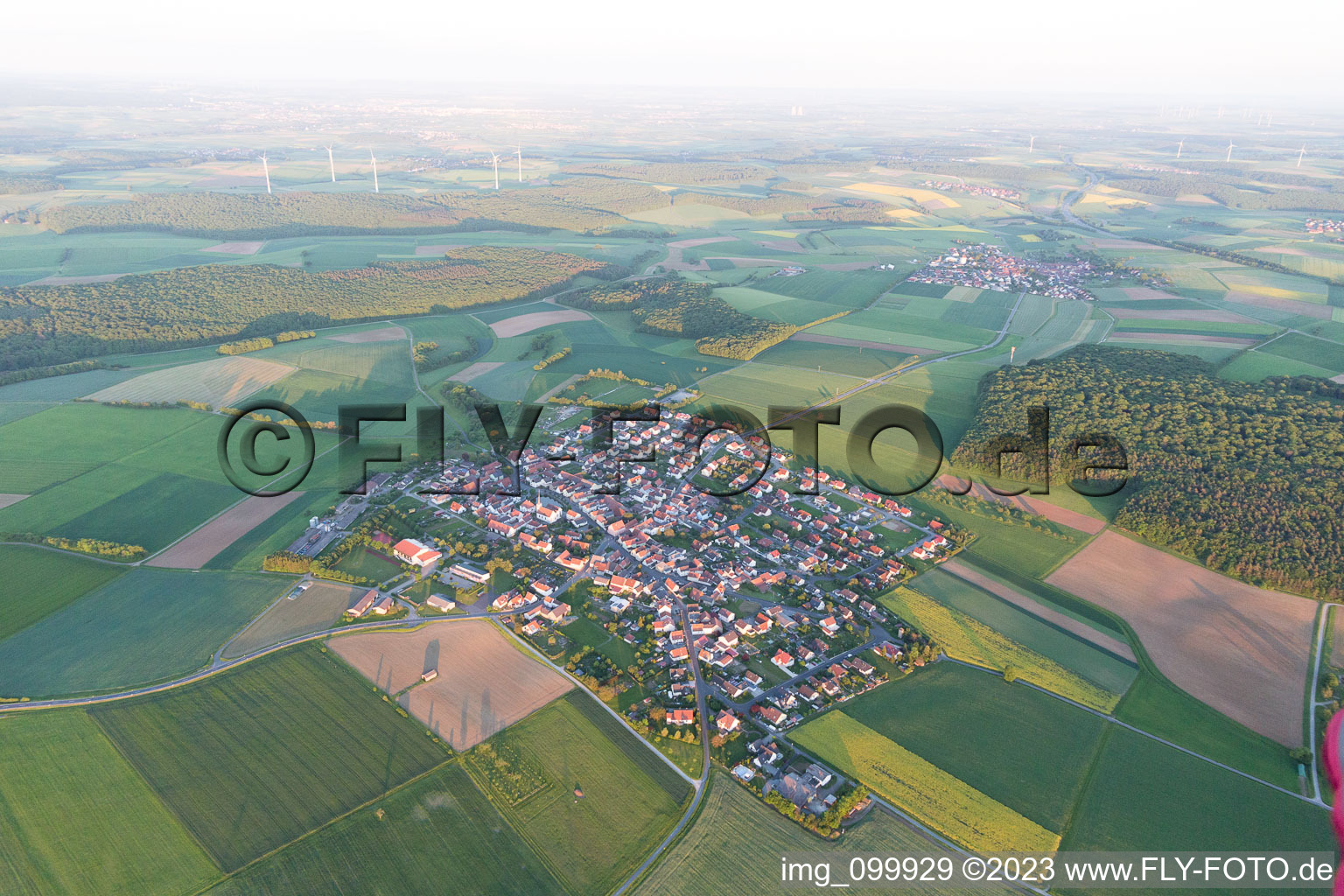 Luftbild von Dorf - Ansicht am Rande von landwirtschaftlichen Feldern und Nutzflächen in Wasserlosen im Bundesland Bayern, Deutschland