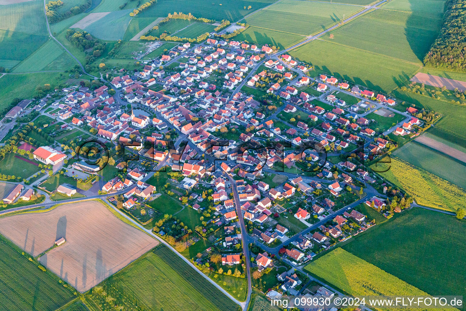 Luftaufnahme von Dorf - Ansicht am Rande von landwirtschaftlichen Feldern und Nutzflächen in Wasserlosen im Bundesland Bayern, Deutschland