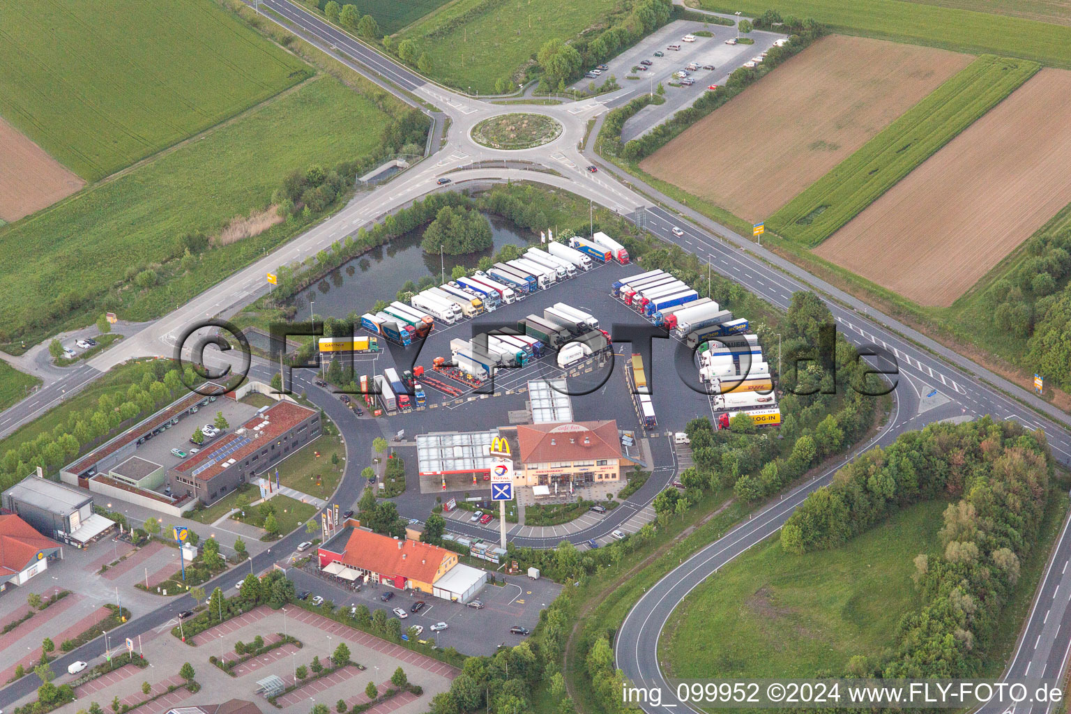 Luftbild von Autobahnraststätte an der A70 in Werneck im Bundesland Bayern, Deutschland