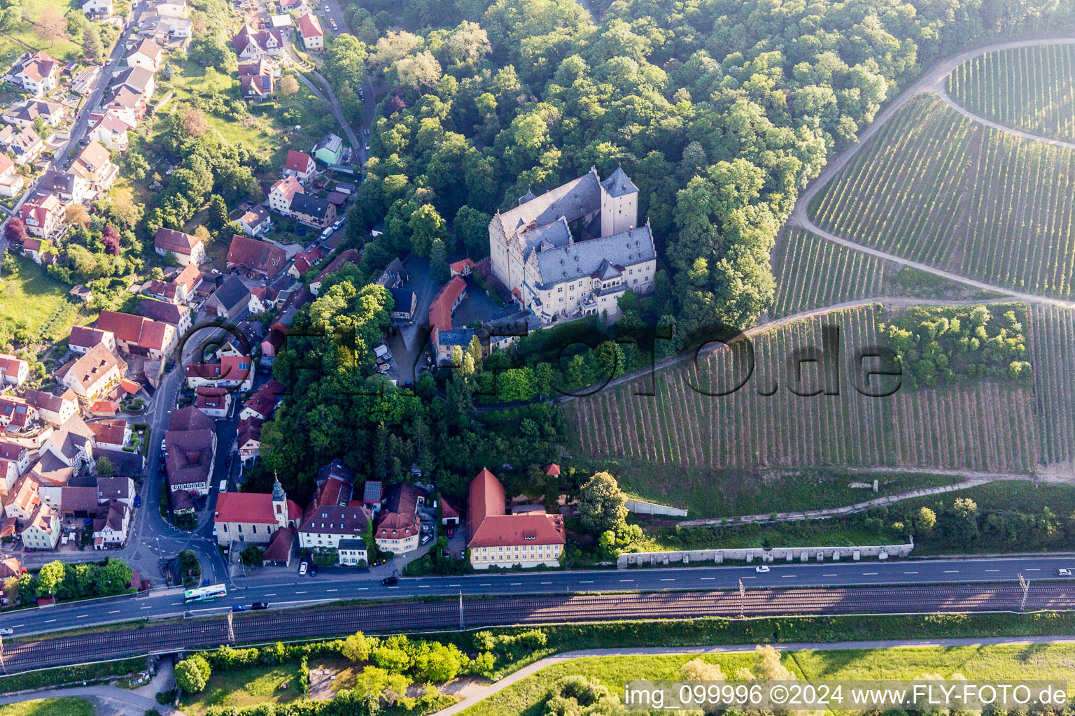 Luftaufnahme von Burganlage des Schloß Schloss Mainberg im Ortsteil Mainberg in Schonungen im Bundesland Bayern, Deutschland