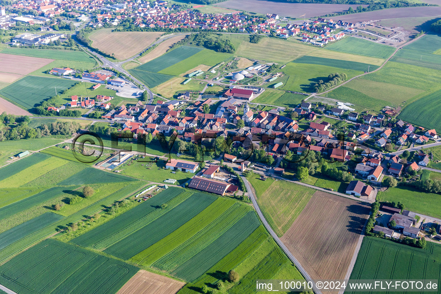 Dorf - Ansicht am Rande von landwirtschaftlichen Feldern und Nutzflächen im Ortsteil Sulzdorf in Stadtlauringen im Bundesland Bayern, Deutschland