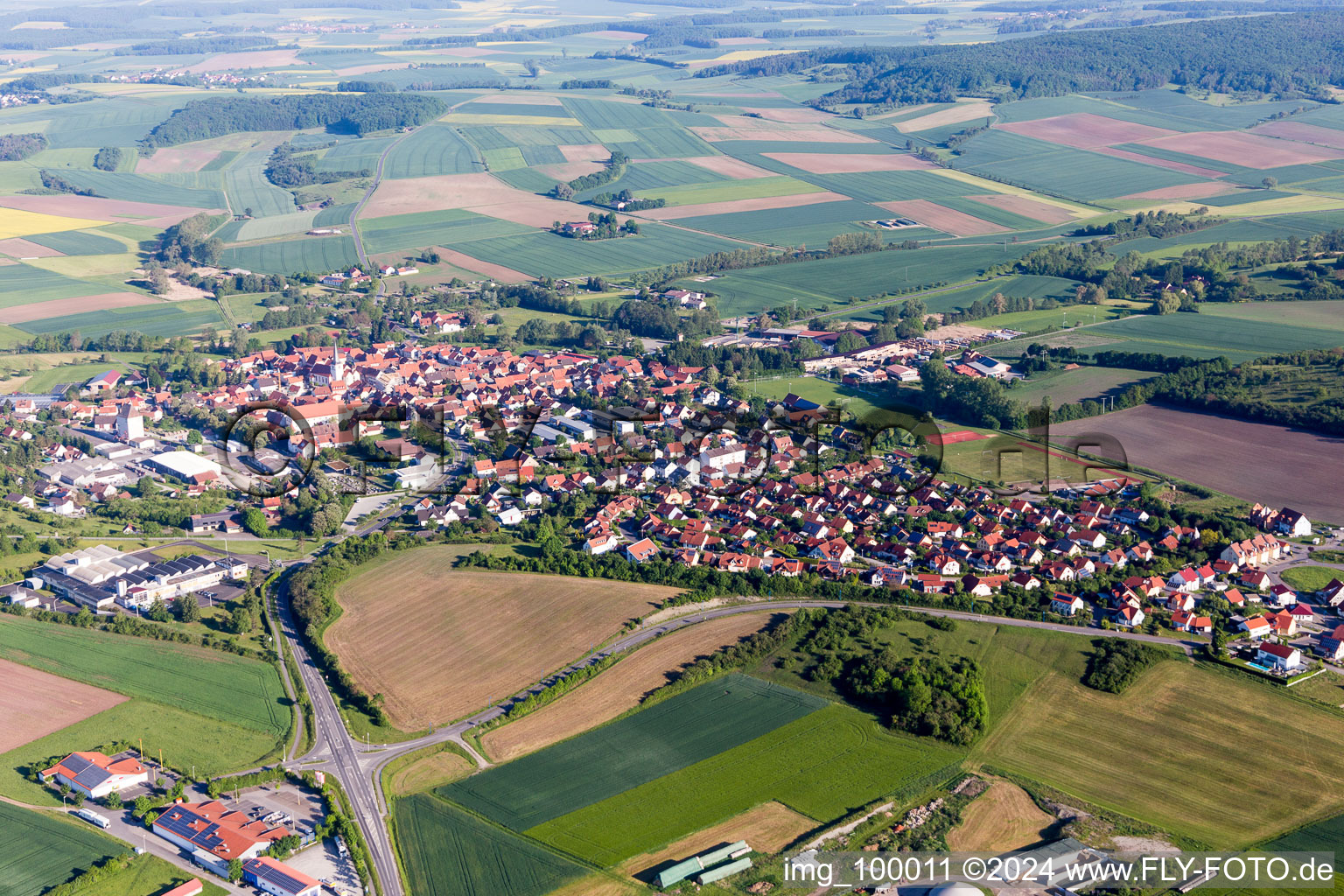 Dorf - Ansicht am Rande von landwirtschaftlichen Feldern und Nutzflächen in Stadtlauringen im Bundesland Bayern, Deutschland