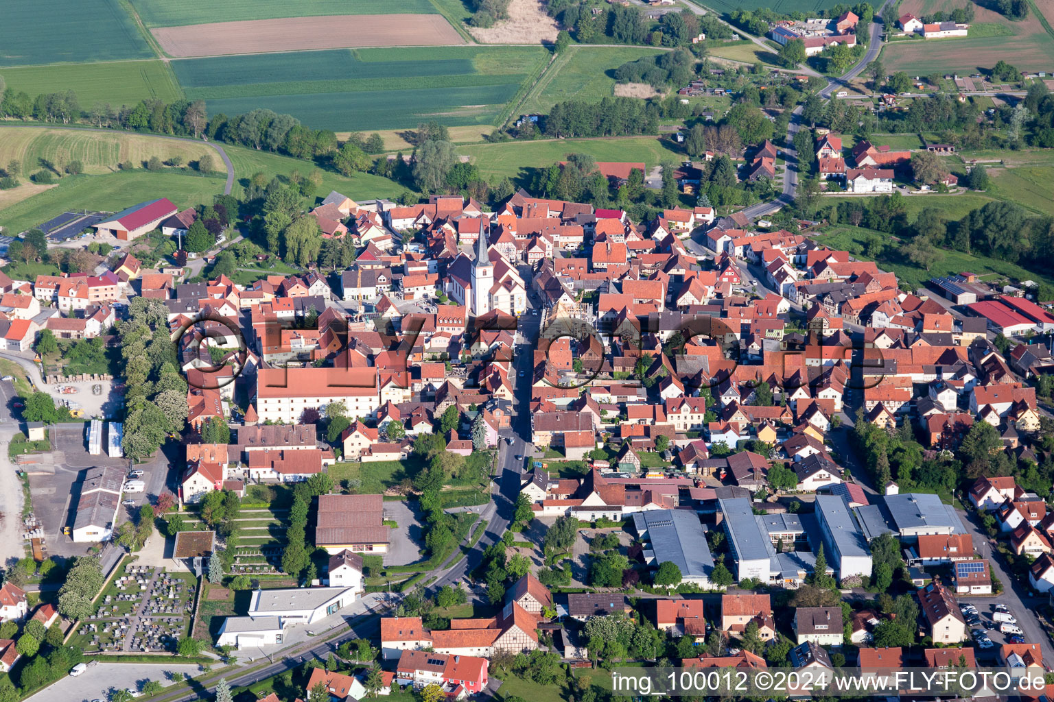 Luftbild von Dorf - Ansicht am Rande von landwirtschaftlichen Feldern und Nutzflächen in Stadtlauringen im Bundesland Bayern, Deutschland