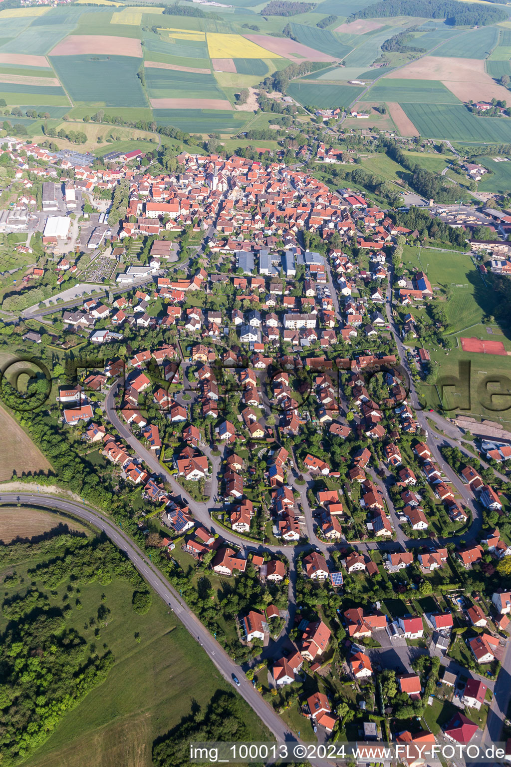 Luftaufnahme von Dorf - Ansicht am Rande von landwirtschaftlichen Feldern und Nutzflächen in Stadtlauringen im Bundesland Bayern, Deutschland