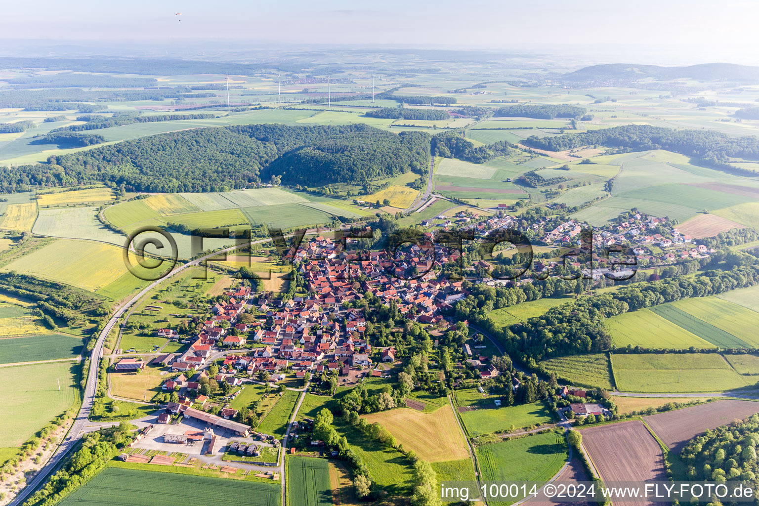 Ortsansicht der Straßen und Häuser der Wohngebiete im Ortsteil Oberlauringen in Stadtlauringen im Bundesland Bayern, Deutschland
