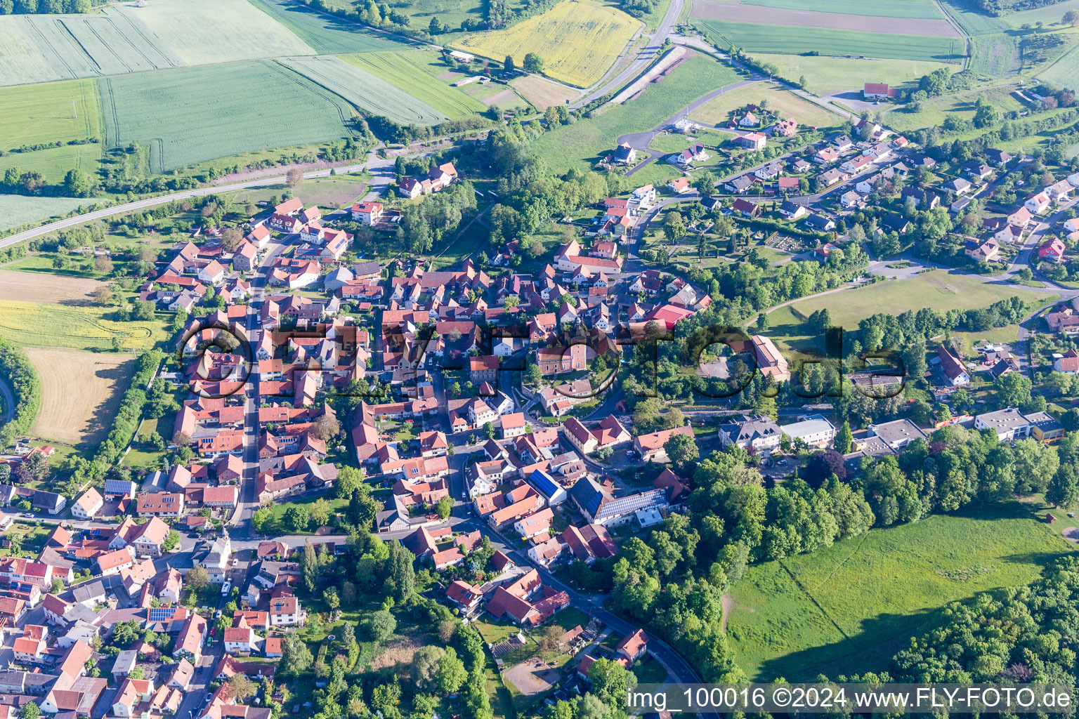 Luftbild von Ortsansicht der Straßen und Häuser der Wohngebiete im Ortsteil Oberlauringen in Stadtlauringen im Bundesland Bayern, Deutschland