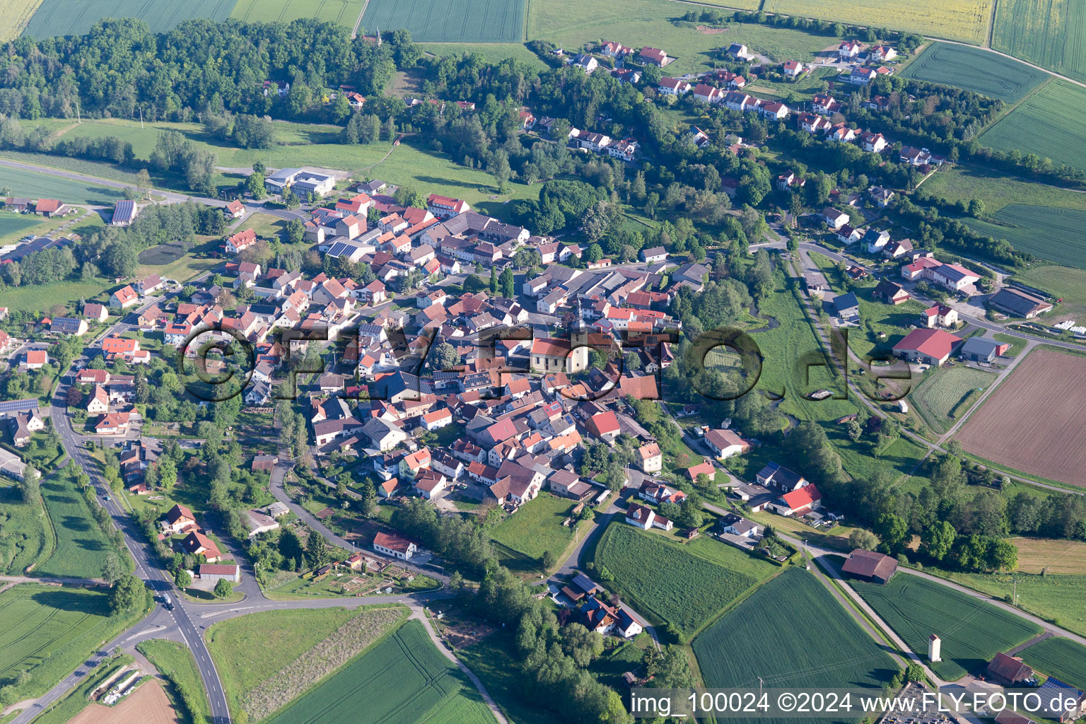 Schrägluftbild von Ortsteil Kleineibstadt in Großeibstadt im Bundesland Bayern, Deutschland