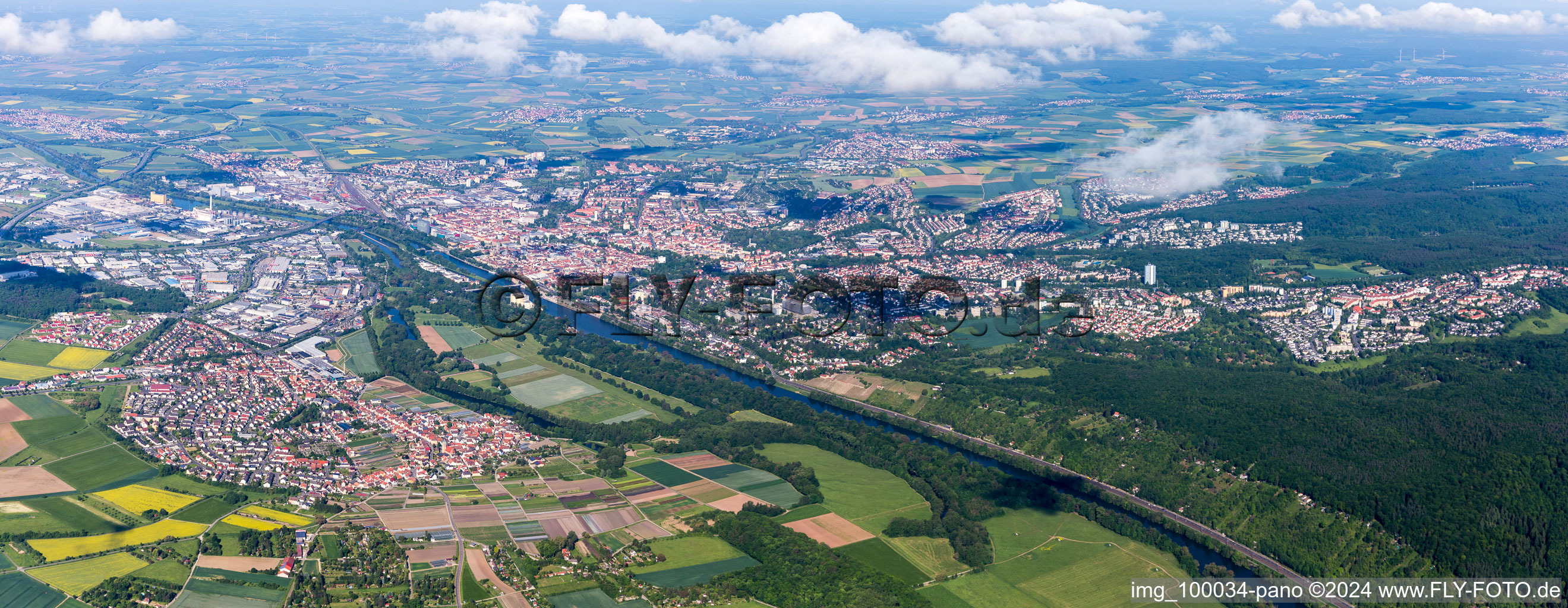 Luftbild von Stadtansicht am Ufer des Flußverlaufes des Main zwischen Sennfeld und Schweinfurt im Bundesland Bayern, Deutschland