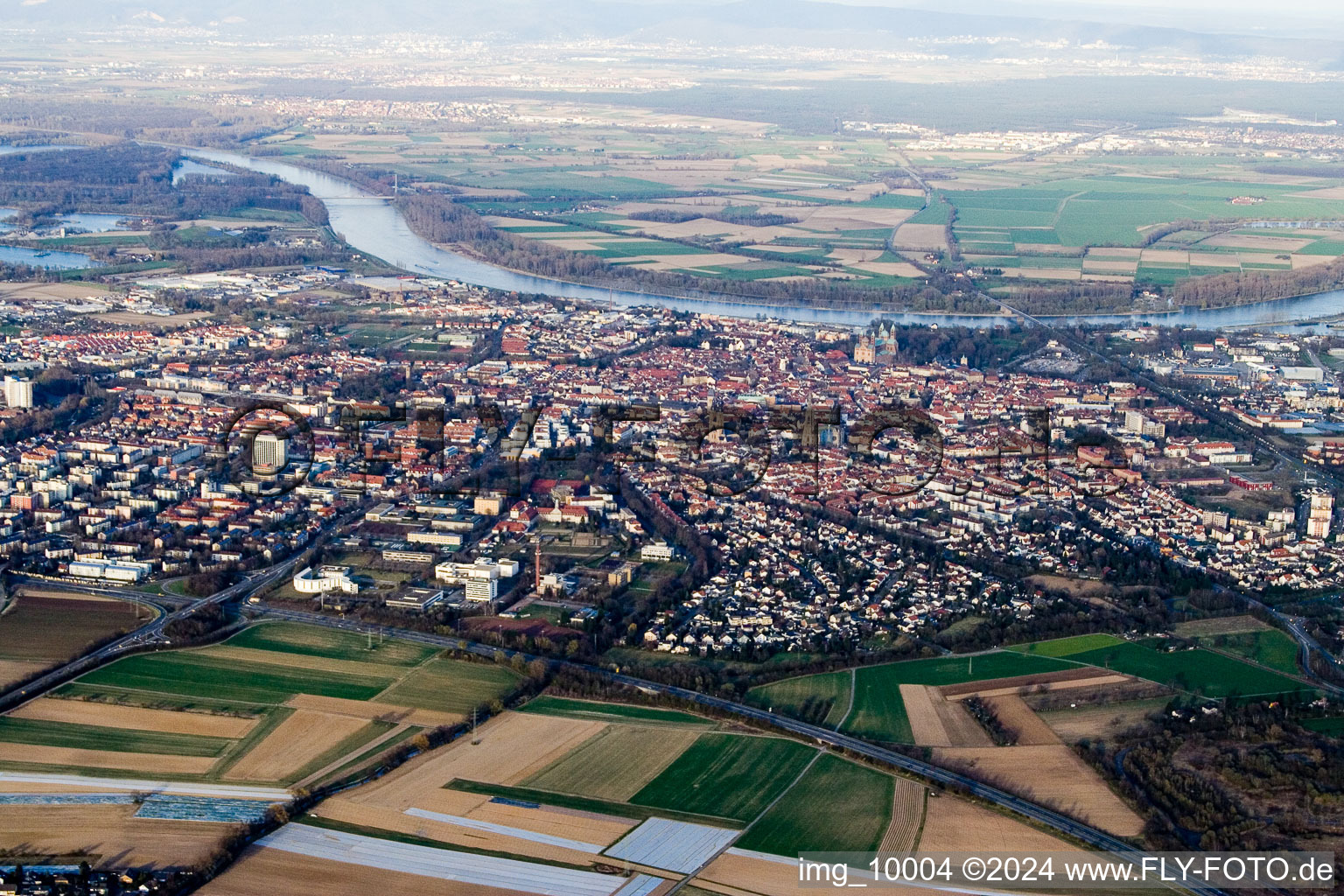 Ortschaft an den Fluss- Uferbereichen des Rhein in Speyer im Bundesland Rheinland-Pfalz, Deutschland