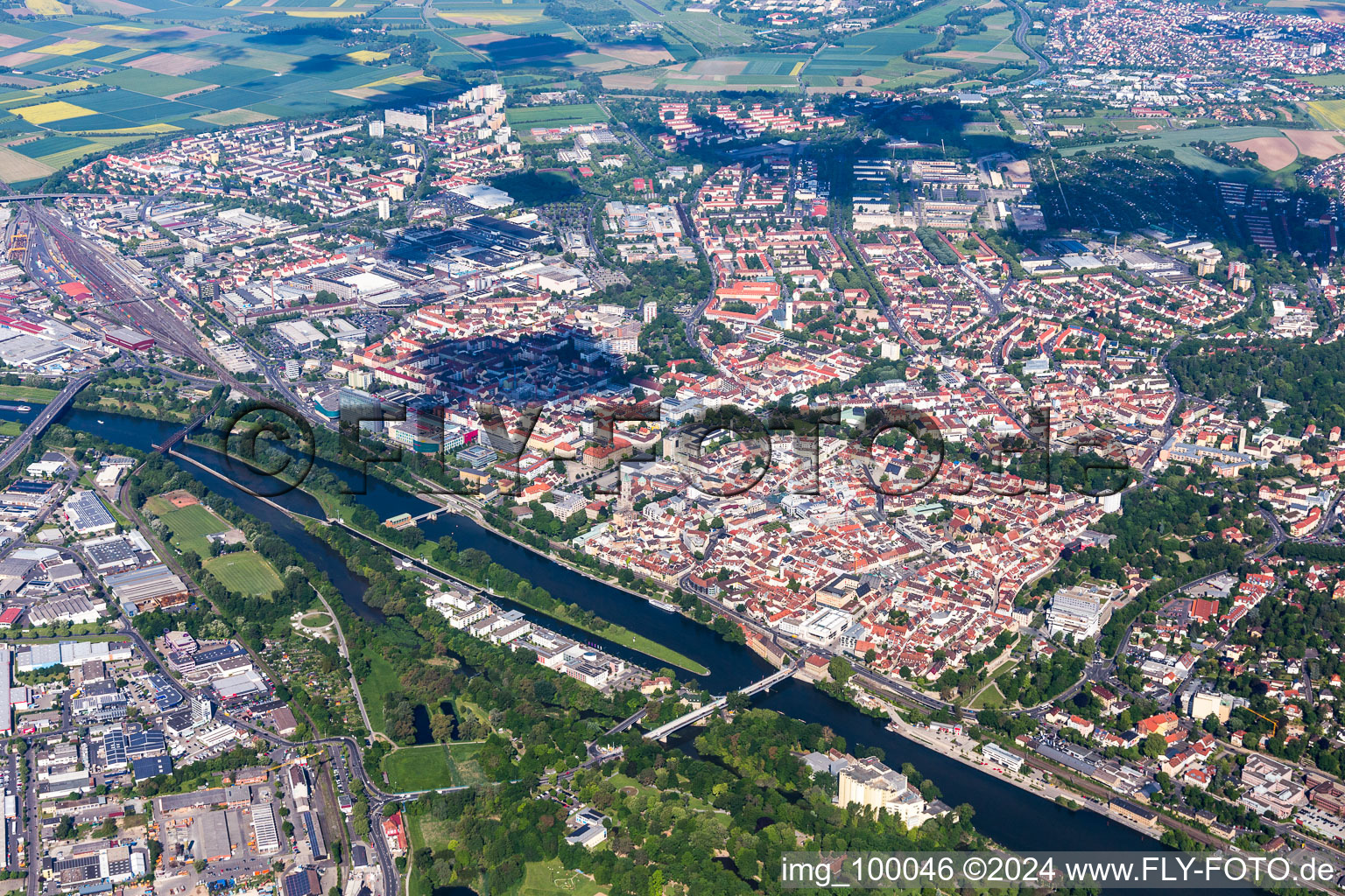 Luftbild von Stadtansicht am Ufer des Flußverlaufes des Main in Schweinfurt im Bundesland Bayern, Deutschland