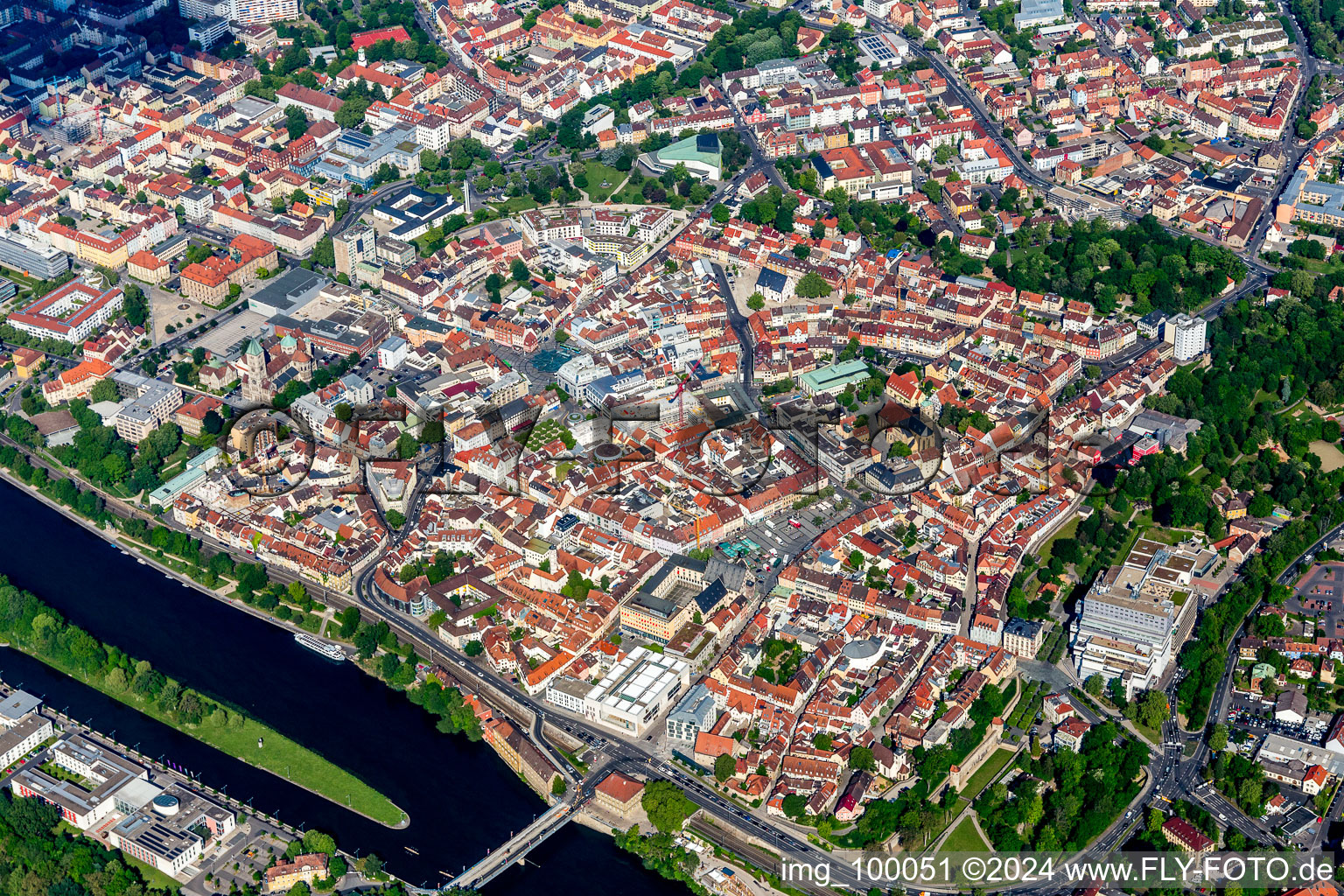 Luftbild von Altstadtbereich und Innenstadtzentrum in Schweinfurt im Bundesland Bayern, Deutschland