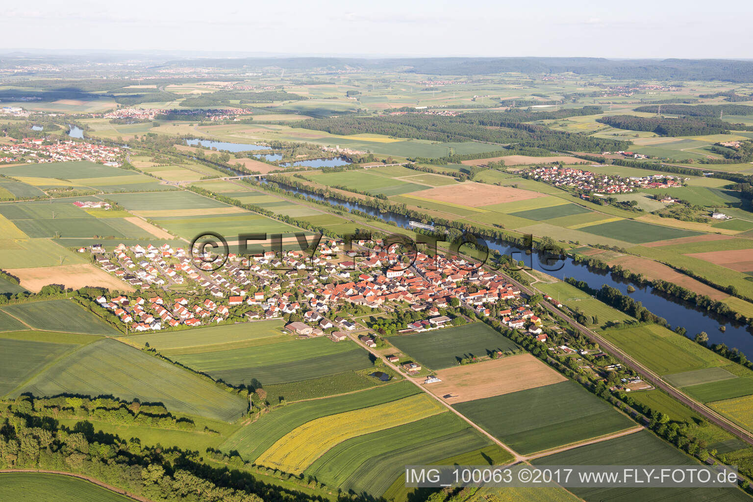 Schrägluftbild von Dorfkern an den Fluß- Uferbereichen des Main in Untertheres im Bundesland Bayern, Deutschland