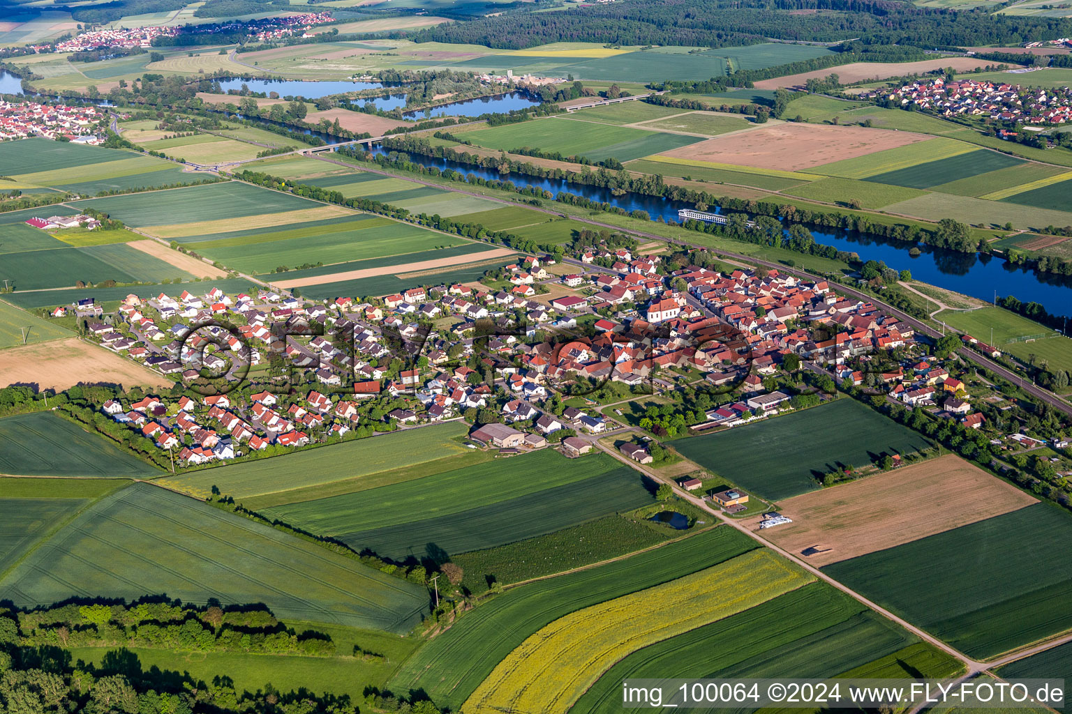 Dorfkern an den Fluß- Uferbereichen des Main in Untertheres im Bundesland Bayern, Deutschland von oben