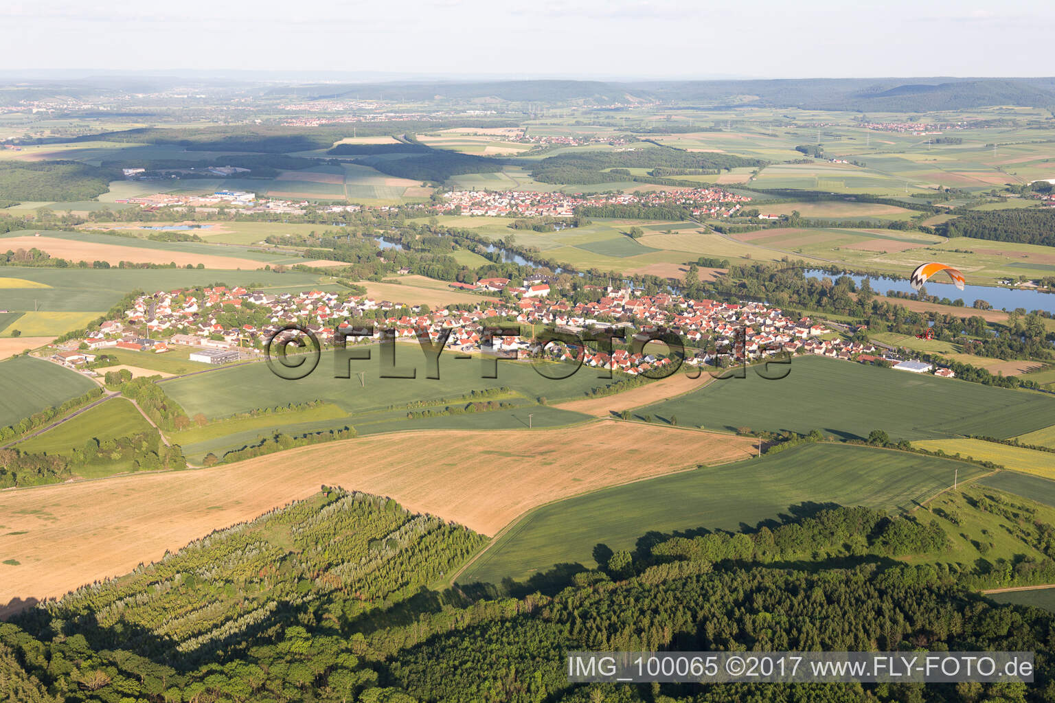 Dorfkern an den Fluß- Uferbereichen in Obertheres im Bundesland Bayern, Deutschland