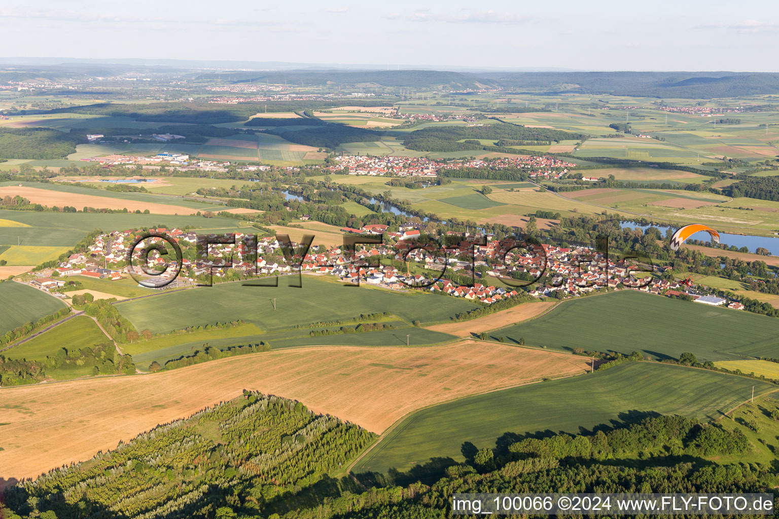 Luftbild von Dorfkern an den Fluß- Uferbereichen in Obertheres im Bundesland Bayern, Deutschland