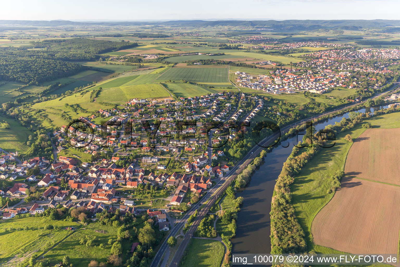 Luftbild von Dorfkern an den Fluß- Uferbereichen des Main in Wülflingen im Bundesland Bayern, Deutschland