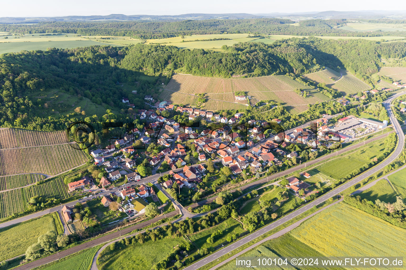 Dorf - Ansicht am Rande von landwirtschaftlichen Feldern und Nutzflächen in Ziegelanger im Bundesland Bayern, Deutschland