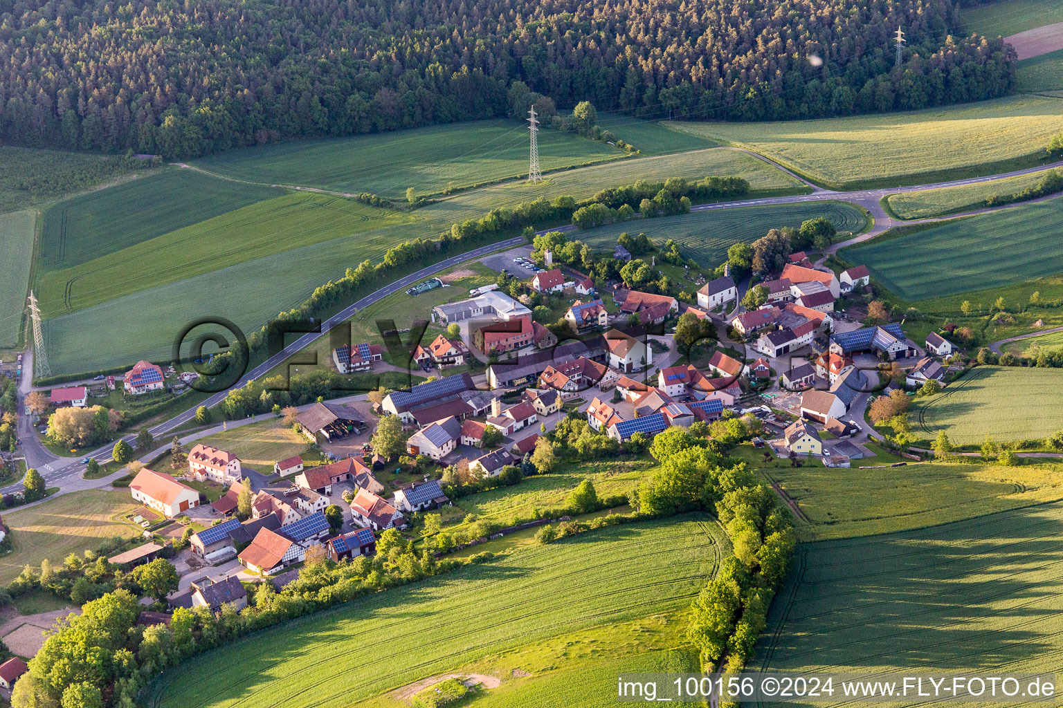 Dorf - Ansicht am Rande von landwirtschaftlichen Feldern und Nutzflächen in Salmsdorf im Bundesland Bayern, Deutschland