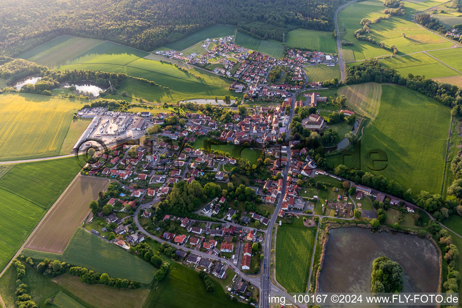 Ortsansicht der Straßen und Häuser der Wohngebiete in Rentweinsdorf im Bundesland Bayern, Deutschland