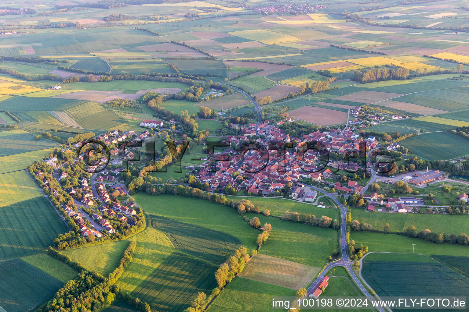 Dorf - Ansicht am Rande von landwirtschaftlichen Feldern und Nutzflächen im Ortsteil Rügheim in Hofheim in Unterfranken im Bundesland Bayern, Deutschland