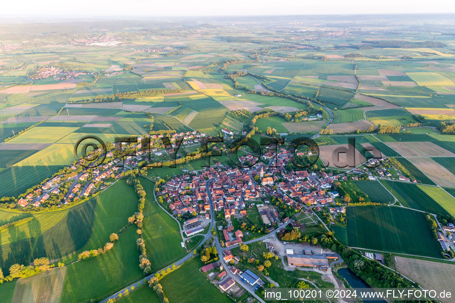 Luftbild von Dorf - Ansicht am Rande von landwirtschaftlichen Feldern und Nutzflächen im Ortsteil Rügheim in Hofheim in Unterfranken im Bundesland Bayern, Deutschland